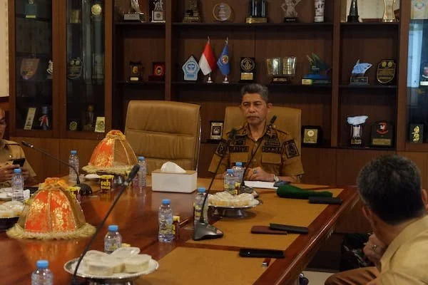 Sekda Jeneponto, Muh. Arifin Nur saat memimpin Rakor Inflasi dan Program Sekolah Garuda di Ruang Aula Bupati Jeneponto, Senin (15 /4).