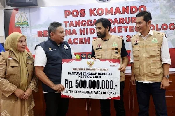 Penyerahan bantuan dari Pemprov Sulsel kepada Gubernur Aceh (dok. Ist)