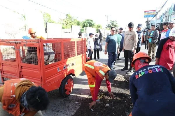 Pjs Wali Kota Makassar saat memantau Sabtu Bersih di beberapa kecamatan di Makassar (Dok: Ist).