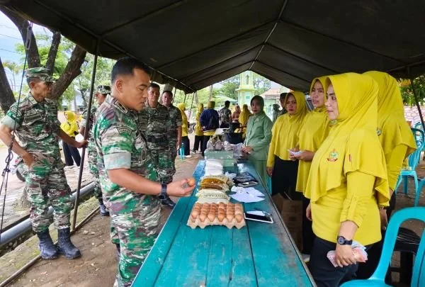 Kodim 1425 Jeneponto menggelar kegiatan Vicon Bazar Ramadan 1445 Hijriah di Jl. Abd. Jalil Sikki Kelurahan Balang, Kecamatan Binamu, Sulawesi Selatan, Selasa (2/4).