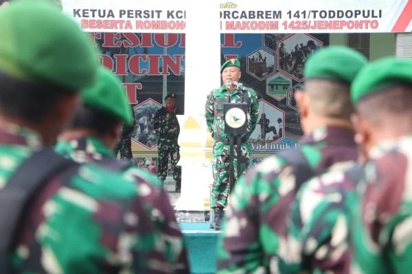Wakil sementara Kepala Staf Kodim (Kasdim) 1425/Jeneponto, Mayor Arm Andi Irvan Bahtiar, saat intruksikan jajarannya di upacara bendera (Dok : Ist).