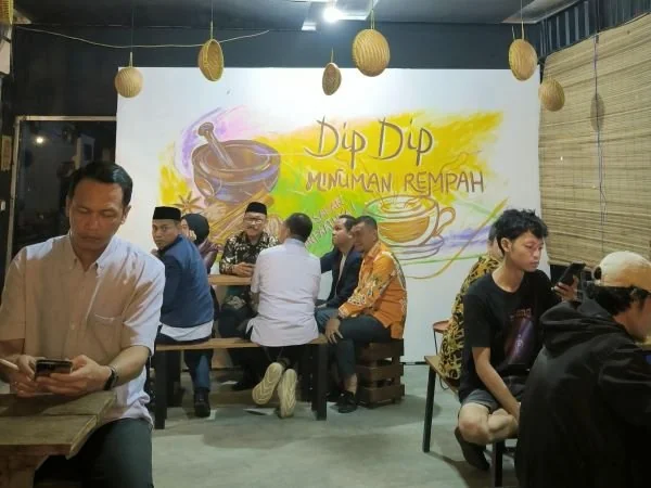 Suasana kedai DipDip Minuman Rempah Mamuju saat malam hari (Dok : Ist).