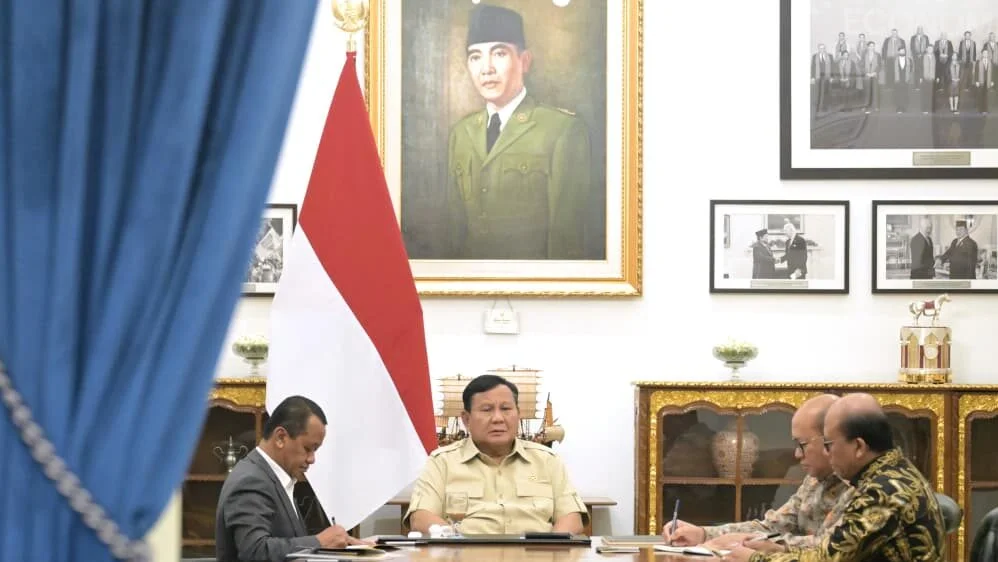 Presiden Prabowo Subianto saat melakukan Pertemuan bersama Menteri Koordinator Bidang Hilirisasi dan Transisi Energi Bahlil Lahadalia, Menteri Investasi dan Hilirisasi/Kepala BKPM Rosan Roeslani, serta Direktur Manajemen Proyek dan Energi Baru Terbarukan