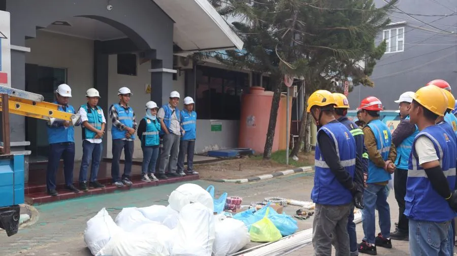 PLN UP3 Pinrang menggelar apel pasukan dan pemeriksaan peralatan Program BPBL 2026 di Kantor PLN UP3 Pinrang (Dok: Ist)
