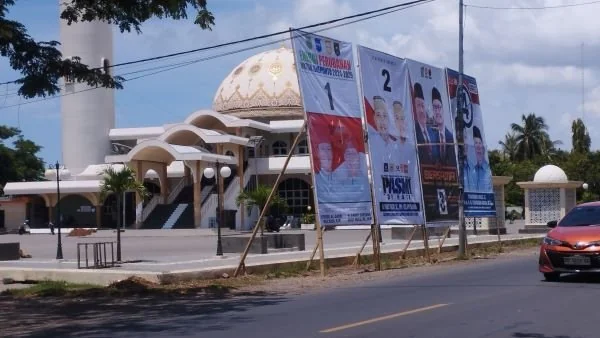 Pemasangan Alat Peraga Kampanye (APK) empat Pasangan Calon Bupati dan Wakil Bupati di Depan areal Mesjid Agung Jeneponto, Belokallong yang di kritik warga (Dok : Ullah KabarMakassar).