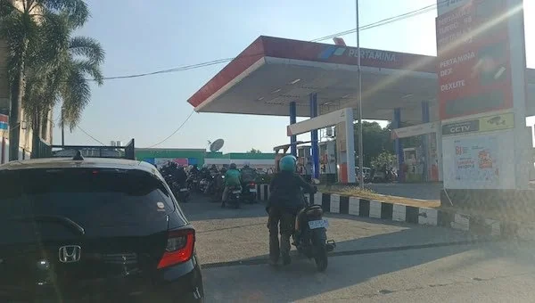 Suasana Antrean BBM di SPBU (Dok: Sinta KabaMakassar).