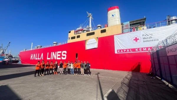 CEO Kalla, Solihin Jusuf Kalla, mengunjungi tim relawan yang akan berangkat bersama kapal kemanusiaan KM Rania di Pelabuhan Soekarno-Hatta Makassar (Dok: Ist)