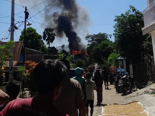 Rumah Maming (40) saat dilalap sijago merah.