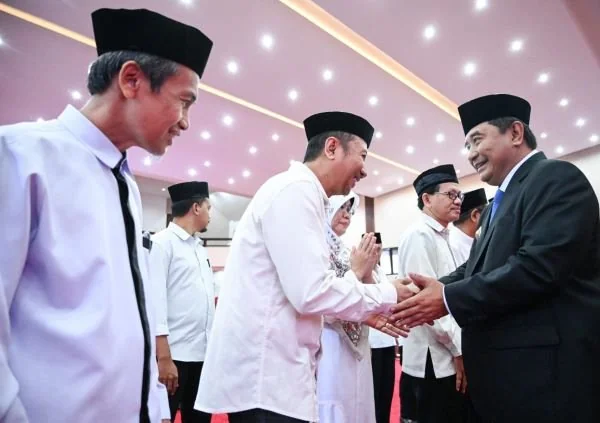 Pj Gubernur Sulsel, Bahtiar Baharuddin melantik para pengurus masjid di Ruang Pola Kantor Gubernur, Senin, (18/3).