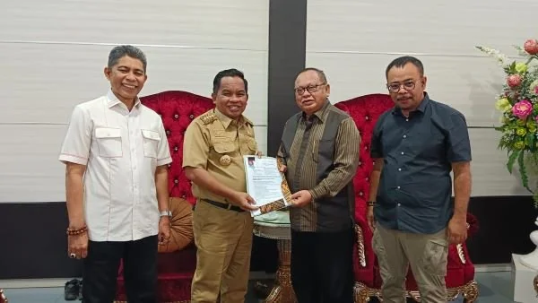 Syafruddin Nurdin saat menyerahkan surat pengunduran dirinya kepada Pj. Bupati Jeneponto, Junaedi Bakri bersama Sekda, Muh. Arifin Nur dan Sekertaris BKPSDM, Taufik di Rujab Bupati Jeneponto (Dok : Ist).