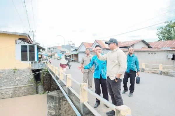 Bupati Bantaeng, M. Fathul Fauzy Nurdin saatvmeninjau perbaikan saluran irigasi yang telah rampung di Desa Mamampang, di Kecamatan Eremerasa (Dok : Ist).