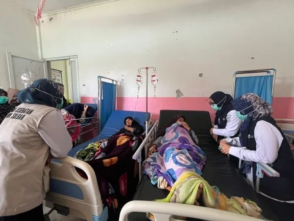 Para siswa yang keracunan MBG saat di rawat di Puskesmas Tampa Padang. Dok. Ist