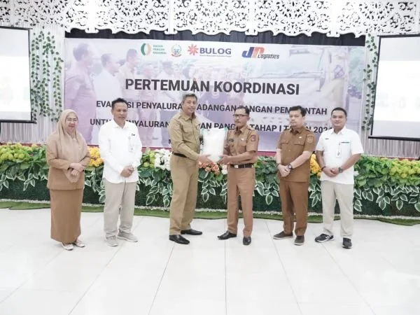 Penjabat Sekretaris Daerah Provinsi Sulawesi Selatan, Andi Muhammad Arsjad ersama dengan Perum Bulog  Wilayah Sulawesi Selatan dan Barat melakukan evaluasi bantuan pangan tahap I.
