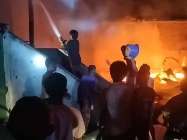 Peristiwa kebakaran saat api melahap kediaman ruslan di Boyong, Kecamatan Tamalatea, Jeneponto (Dok : Ist).
