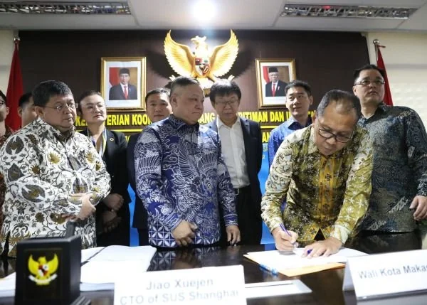Wali Kota Makassar, Moh. Ramdhan Pomanto, resmi menandatangani Perjanjian Kerja Sama Pengolahan Sampah Menjadi Energi Listrik (PSEL) dengan pihak ketiga. di Kantor Kementerian Koordinator Bidang Kemaritiman dan Investasi (Dok : Ist).