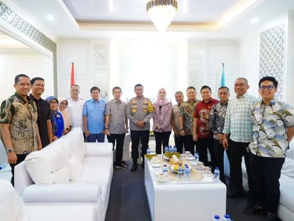 Kapolda Sulsel saat mengunjungi Kantor DPRD Sulsel (Dok : Ist).