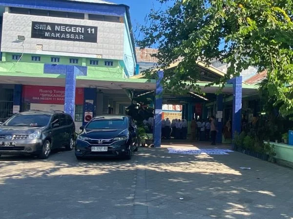 Aksi unjuk rasa siswa dan alumni SMA 11 Makassar di jalan Andi MAppodaang (Dok : Atri KabarMakassar).