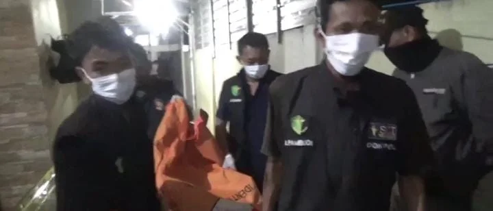 Polisi Olah TKP Pembunuhan Pasutri ( Fto : Dok. sholeh sibali KabarMakassar)