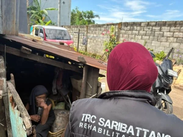 Tim Dinsos Makassar Saat Kerumah Lansia Terlantar di Panakkukang (Dok: Ist).