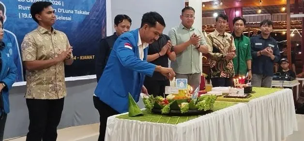 Pemotongan tumpeng dalam perayaan Milad ke-62 Himpunan Pelajar Mahasiswa Takalar (HIPERMATA) di Restoran D’Luna, Kabupaten Takalar (Dok: Ist)