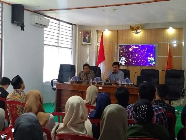 Koordinator Divisi Humas dan Data Informasi Bawaslu Sulsel Alamsyah saat memberikan arahan pada jajaran pengawas di Kabupaten Pinrang (Dok : Ist).