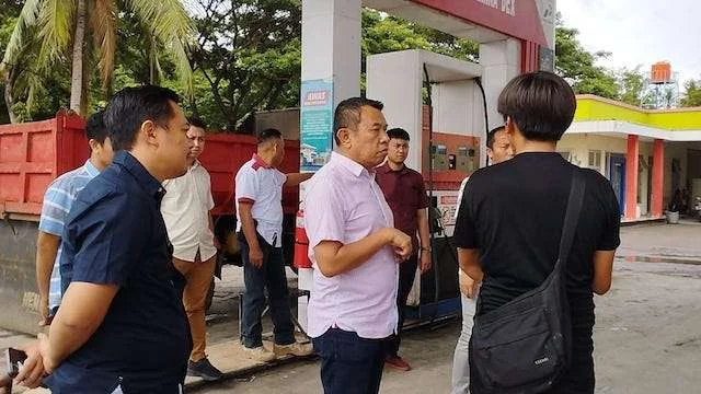 Kasat Reskrim Polres Jeneponto, AKP Supriadi Anwar bersama jajarannya saat menggelar Razia di SPBU Boyong. (Foto : Dok. Nasrullah Patha).