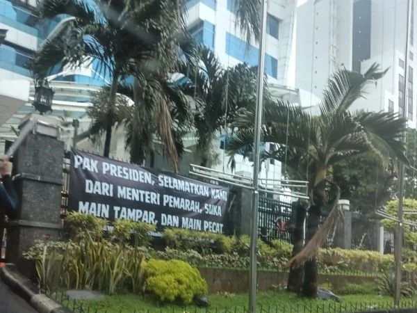 Spanduk kritikan yang terpasang di Kemendikti Saintek (Dok : Int).