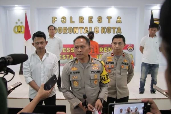 Kapolresta Gorontalo Kota, Kombes Pol Ade Permana saat memberikan keterangan kepada awak media (Dok : ist).