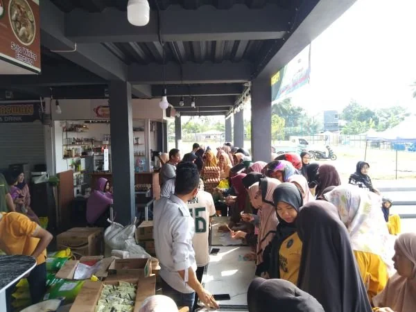 Antusias warga saat Gerakan Pangan Murah atau pasar murah di Sinjai (Dok : ist).