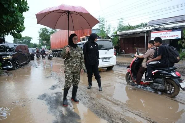 Bupati Gowa, Sitti Husniah Talenrang saat Meninjau Jalan Poros Malino, (Dok: Ist).