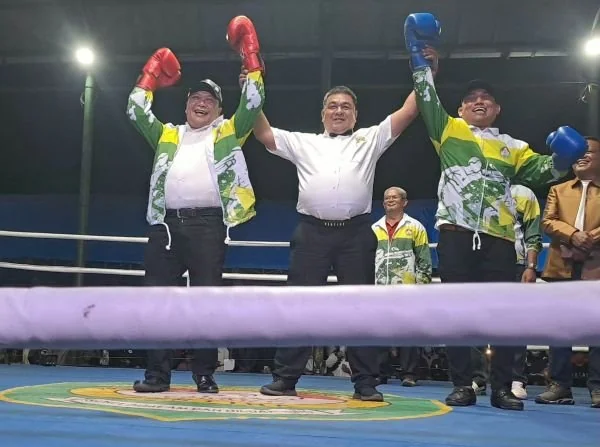 Bupati Mamasa dan Ketua KONI Sulbar saat adu tinju di ring dalam pembukaan Kejurprov tinju 2026 (Dok: Ist)