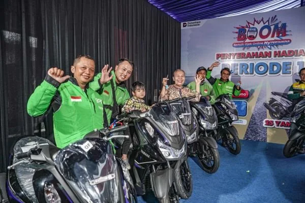 PT Pertamina Patra Niaga menyerahkan hadiah Program Berkah Ojek Online MyPertamina (BOOM) Periode 1 berupa 25 unit Yamaha Lexi 155 di SPBU COCO MT Haryono, Jakarta Timur. (Dok: Ist)