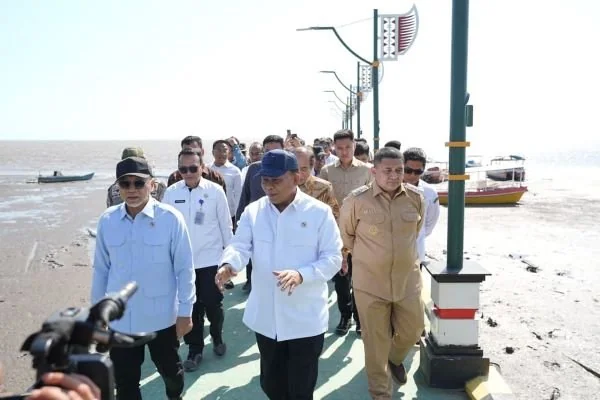 Wali Kota Makassar, Munafri Arifuddin, mendampingi Menteri Koordinator Bidang Pangan, Zulkifli Hasan, meninjau pembangunan KNMP (Dok: Ist).