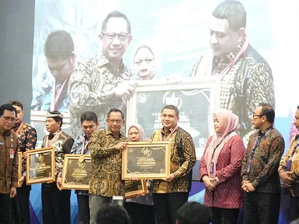 Wali Kota Makassar, Munafri Arifuddin saat menerima penghargaan SPM Award 2025 Kemendagri (dok ist)