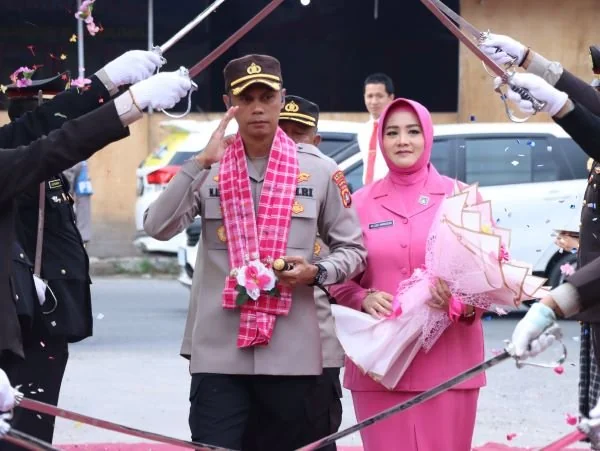 Upacara pedang pora sebagai pertanda dari prosesi serah terima jabatan Kapolres Majene (Dok : Ist).