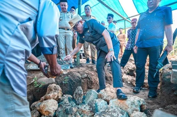 Gubernur Sulbar Suhardi Duka saat meletakkan batu pertama pembangunan masjid Nurul Akbar Kalukku. (Dok: Ist)