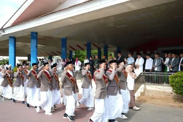 Ratusan santri dari berbagai pondok pesantren di Kabupaten Maros mengikuti apel peringatan Hari Santri Nasional 2025. (Dok: Ist)