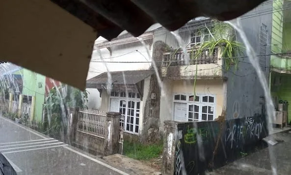 Intensitas hujan di Wilayah Kecamatan Tamalanrea, Kota Makassar, Sulawesi Selatan, Senin (15/1). Sejumlah daerah di Sulsel juga dilanda hujan deras, angin kencang disertai kilat. Dok Asrul KabarMakassar.com