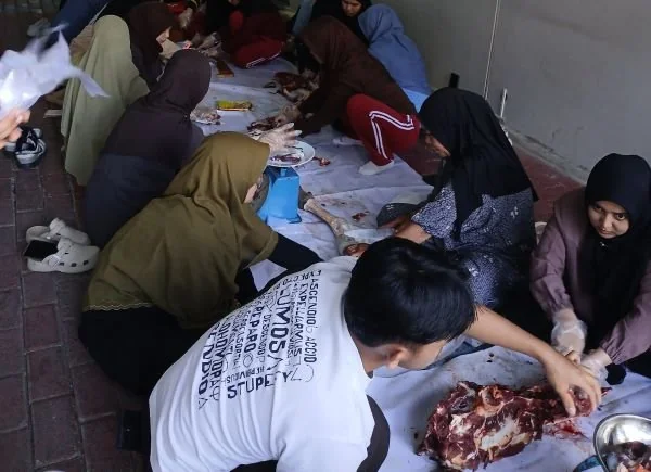 Bosowa School Makassar melaksanakan kegiatan ibadah kurban di lingkungan sekolah. (Dok: Ist)