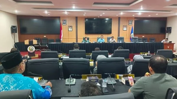 Rapat Dengar Pendapat terkait kebijakan dan regulasi Sistem Penerimaan Murid Baru (SPMB). (Dok: Ist)