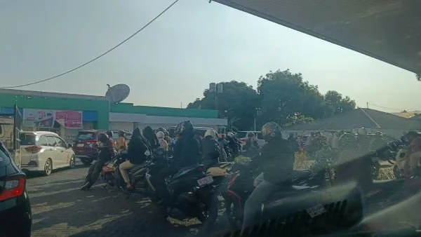 Antrean SPBU di Jalan Gunung Sari Kota Makassar (Dok: Sinta KabaMakassar)