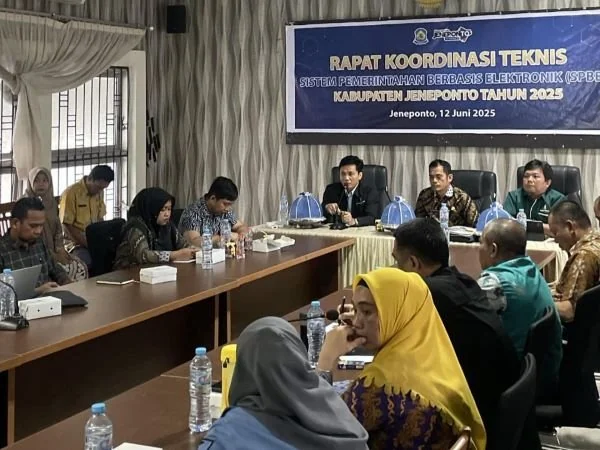 Kepala Dinas Kominfo Jeneponto, Sulaeman Natsir, saat menggelar Rakortel SPBE bersama LPPM UNHAS di Ruang Tamarunang Kantor Bupati Jeneponto (Dok : Ist).
