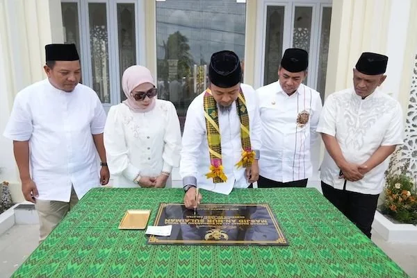 Gubernur Sulsel Andi Sudirman Sulaiman saat meresmikan Masjid An-Nur di Wajo (Dok: Ist)