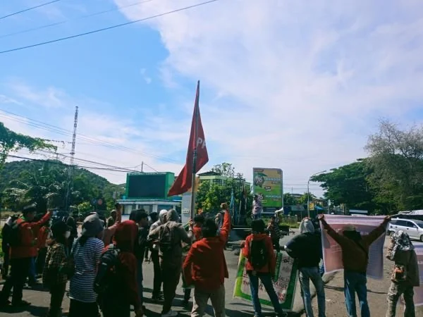 Aliansi Perjuangan Masyarakat Tana Luwu kembali melakukan aksi demontrasi di depan Kantor DPRD Luwu (Dok : Ist).