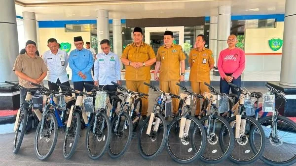 Pemerintah Kabupaten Maros menerima 10 unit sepeda dari Gubernur Sulawesi Selatan Andi Sudirman Sulaiman sebagai bentuk apresiasi atas keberhasilan panitia lokal menyukseskan Musabaqah Tilawatil Quran  XXXIV tingkat Provinsi Sulawesi Selatan (Dok: Ist)