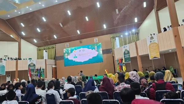 Pengurus Ikatan Alumni (IKA) Fakultas Pertanian Universitas Muslim Indonesia (UMI) bersama jajaran Fakultas Pertanian melakukan buka puasa bersama 1000 anak yatim dari 16 Panti asuhan di Kota Makassar.