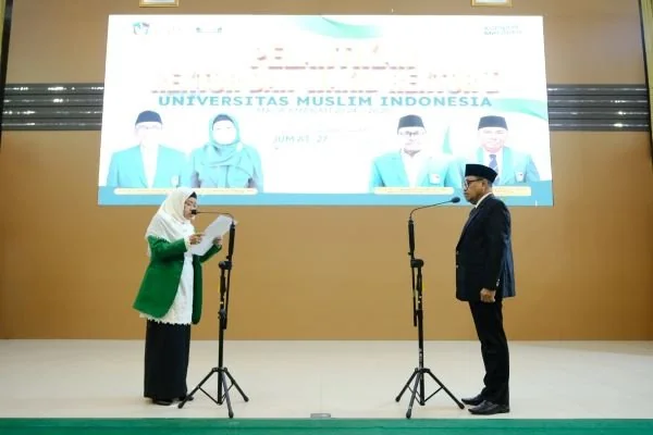 Pelantikan Rektor UMI, Prof Hambali Thalib oleh Ketua Pengurus Yayasan Wakaf UMI, Prof Masrurah Mokhtar (Dok : Ist).