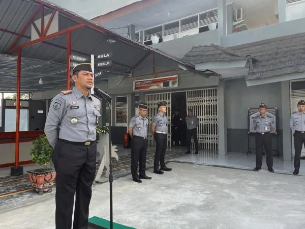Kalapas Takalar, Ashari saat memimpin apel pagi (Dok : ist).