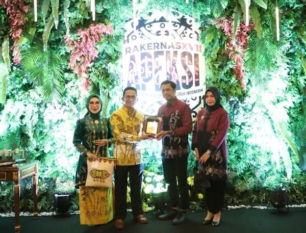 Penjabat (Pj) Sekretaris Daerah (Sekda) Kota Makassar, Firman Hamid Pagarra, dalam Gala Dinner Rapat Kerja Nasional (Rakernas) APEKSI XVII tahun 2024 di area kantor Balai Kota Balikpapan, Kalimantan Timur, pada Senin (2/6).