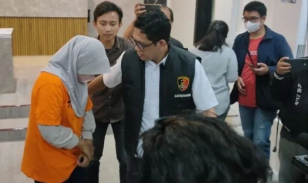 Mahasiswi Fakultas Kedokteran Universitas Hasanuddin (Unhas) inisial CAI (19) saat diamankan pihak kepolisian (Dok: Atri KabarMakassar).